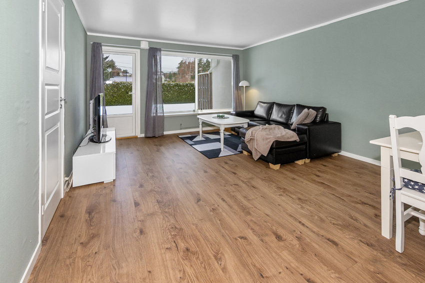 Koselig stue med utgang til koselig terrasse.