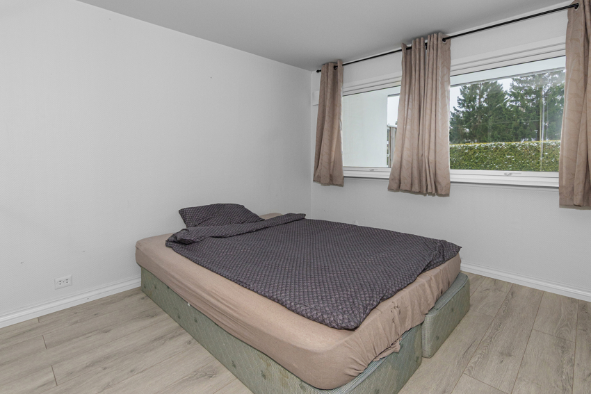 Leiligheten har ett stort soverom