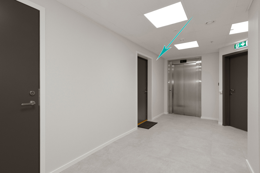 Nye felleslokaler. Det er heis med kode opp til etasjen. Leilighet nr 1 er første dør til høyre ut av heisen. 