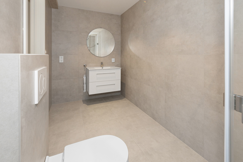 På badet er det opplegg til vaskemaskin og tørketrommel. 