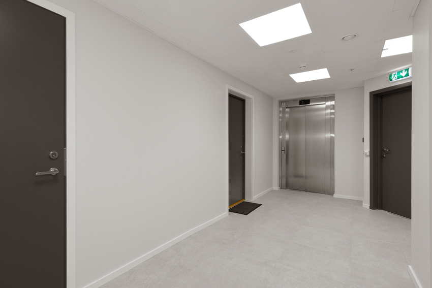 Det er heis med egen kode opp til etasjen. Når du går ut av heisen er det få meter rundt hjørnet i gangen til leiligheten. Se neste bilde.