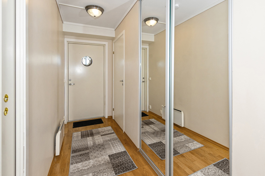 Entrè med skyvedørsgarderobe ønsker deg velkommen inn! 
