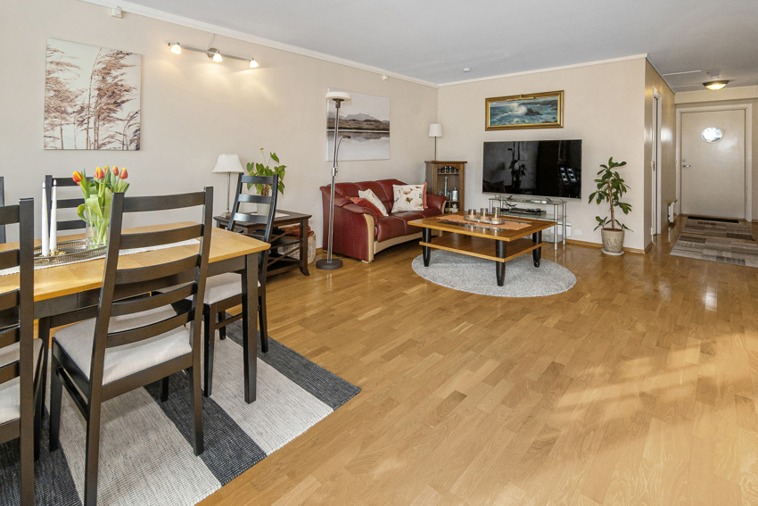 Romslig stue med plass for både salong og spisestue. 