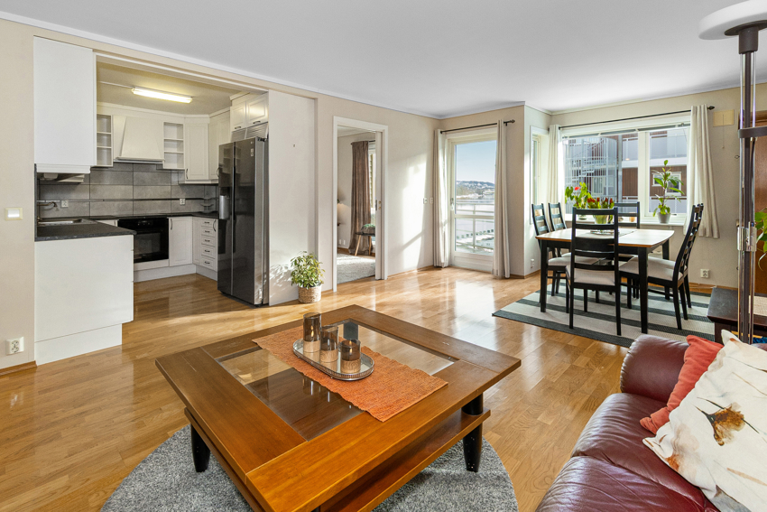 Åpen stue- og kjøkkenløsning.