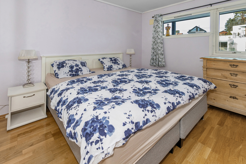 Hovedsoverom. Det er 3 soverom i leiligheten.