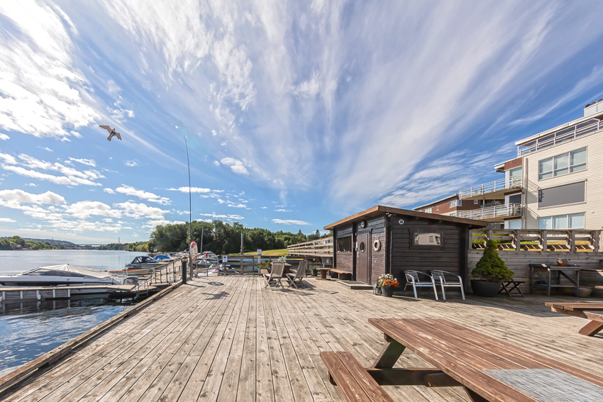 Flott anlegg med bl.a. sittegrupper og badstue. 