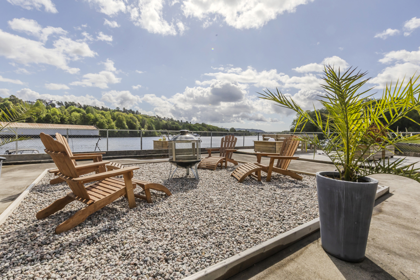 Koselig bryggeanlegg hvor det er bl.a. sittegrupper med mulighet for hyggelig samvær med naboer.