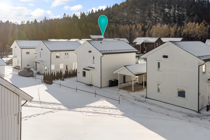 Det er carport rett ved boligen