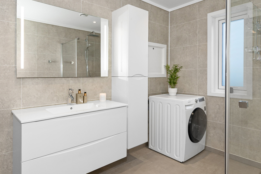 Badet i 1. etasje har dusjhjørne