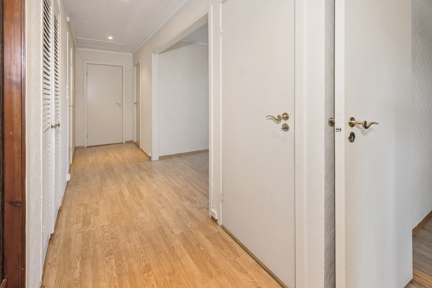 Innergang fra stue mot soverom og bad. 