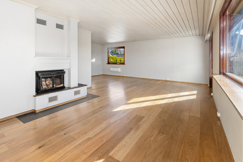 Det er innsats i peisen samt varmepumpe i stuen. 