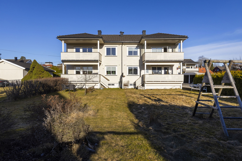 Leiligheten ligger i 2 etasje på Borgestad - i Mindås 1 Borettslag