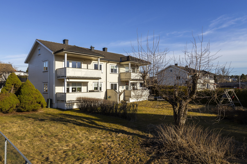 Leiligheten ligger i et populært og attraktivt boområde med gangavstand til barnehage, skole, idrettsanlegg, dagligvarebutikk m.m