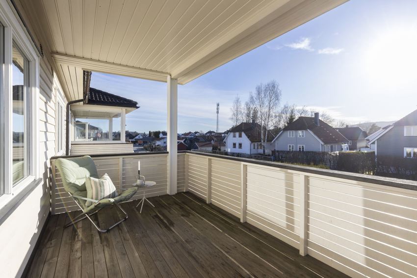 Solrik balkong med plass til grillen og ønsket hagemøblement.