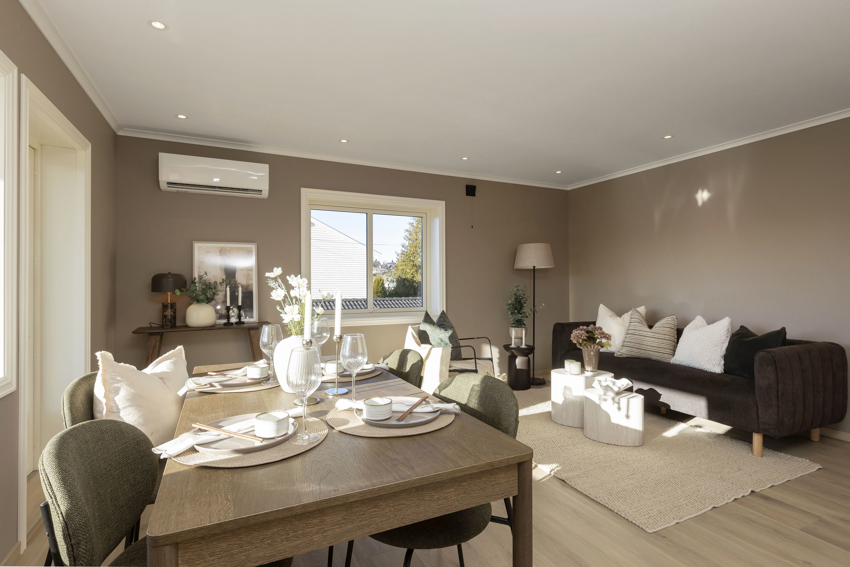 Det er god plass til sofa, tv og spisestue og gode møbleringsmuligheter. Enkelt å holde det varmt og godt med ny varmepumpe (montert i 2026).