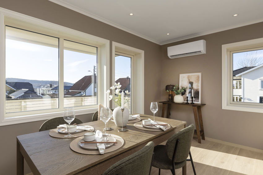 Spisestue i tilknytning til kjøkken, med enkel adkomst til solrik og hyggelig balkong.