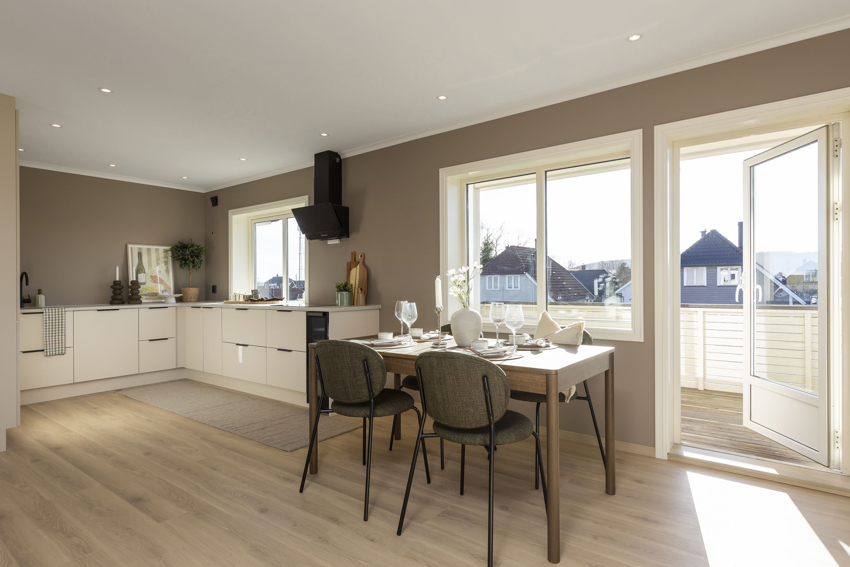 Leiligheten er pusset opp i lekre moderne farger og er lys og innbydende.