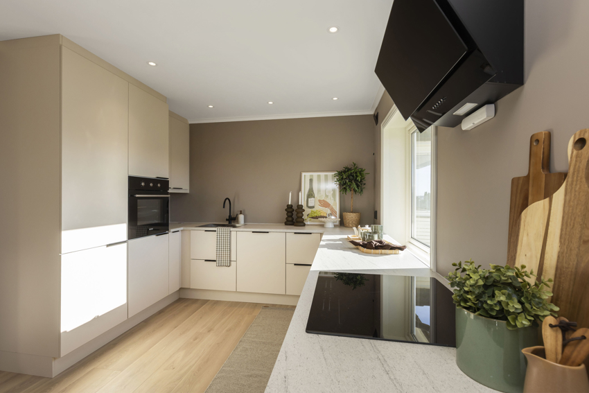 Godt med oppbevaringsplass og gode arbeidsflater - lyst og innbydende.