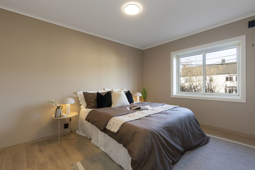 Lyst og innbydende hovedsoveom med god plass til garderobeskap.