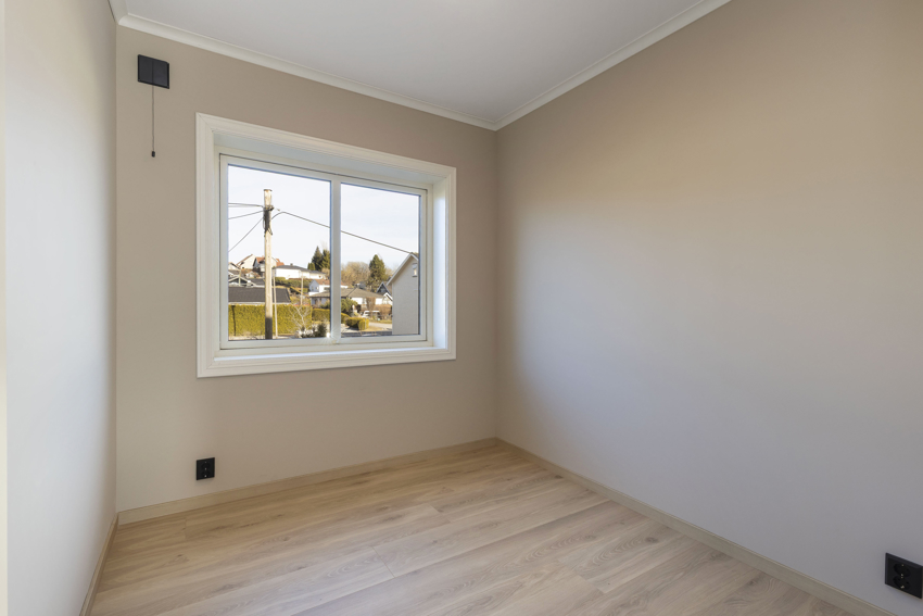 Soverom 2 med plass til seng og enkelt garderobeskap. Barnerom - gamingrom - syrom - walk-in garderobe - valget er ditt