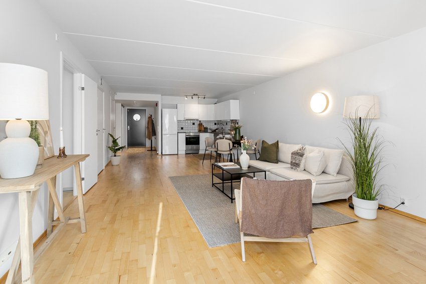 I stue/kjøkken er det eikeparkett på gulv, malte vegger og malt betong i tak.