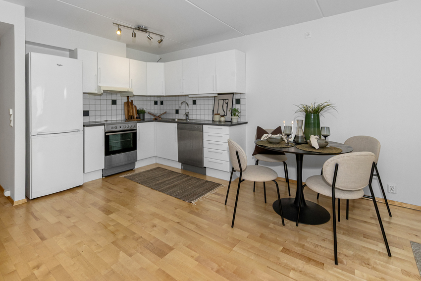 Kjøkkenet har god skapplass og laminert benkeplate.