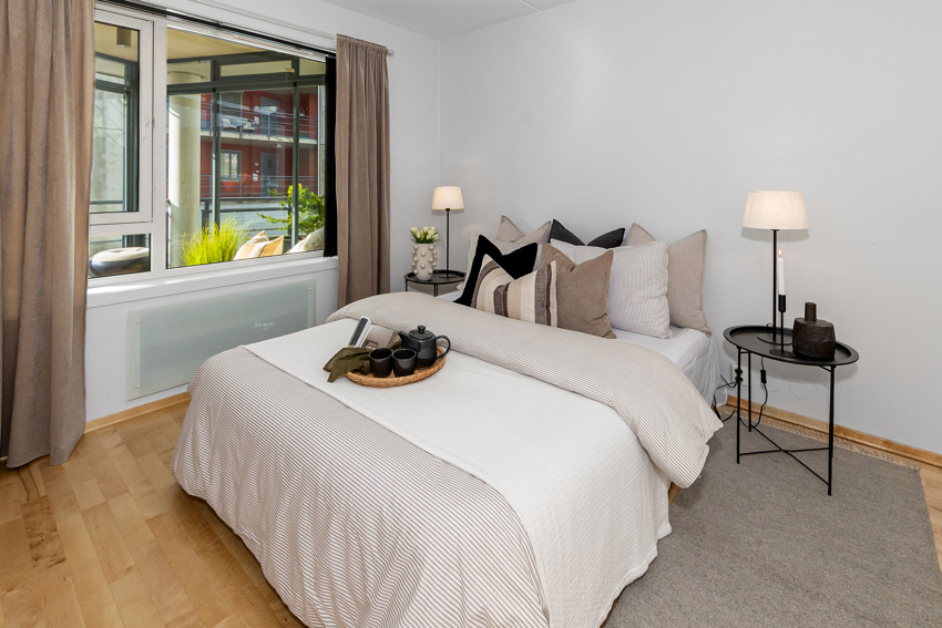 Soverommet er romslig og gir plass til både dobbeltseng og nattbord.