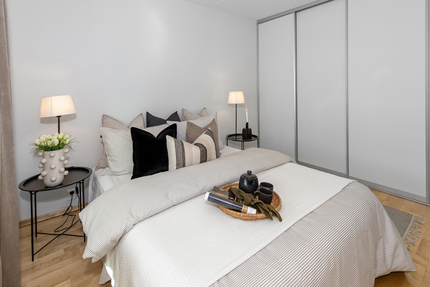 Den store garderoben gir utmerket oppbevaring.