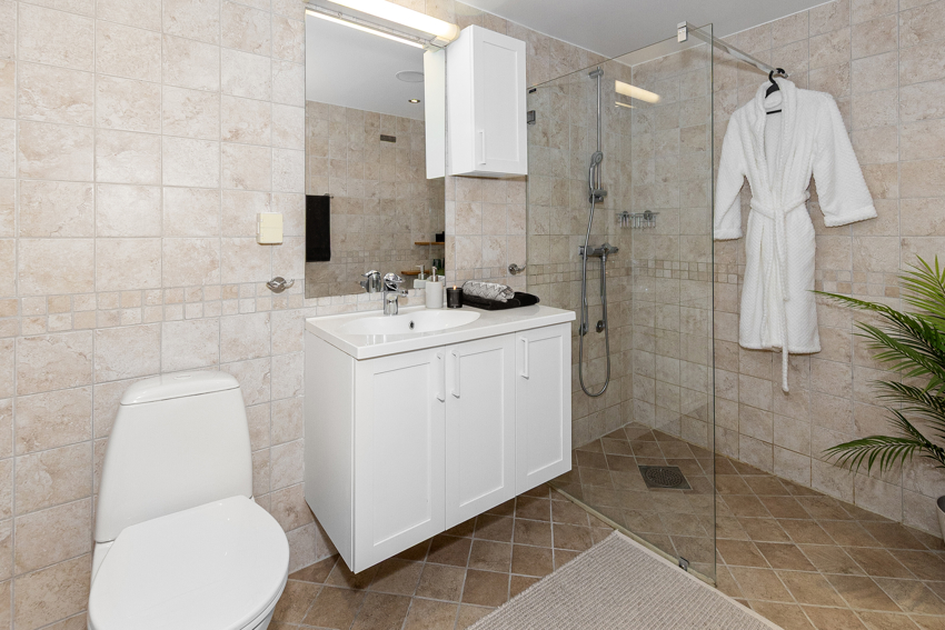 Flislagt bad med varmekabler i gulv og 3 LED spotter i tak.