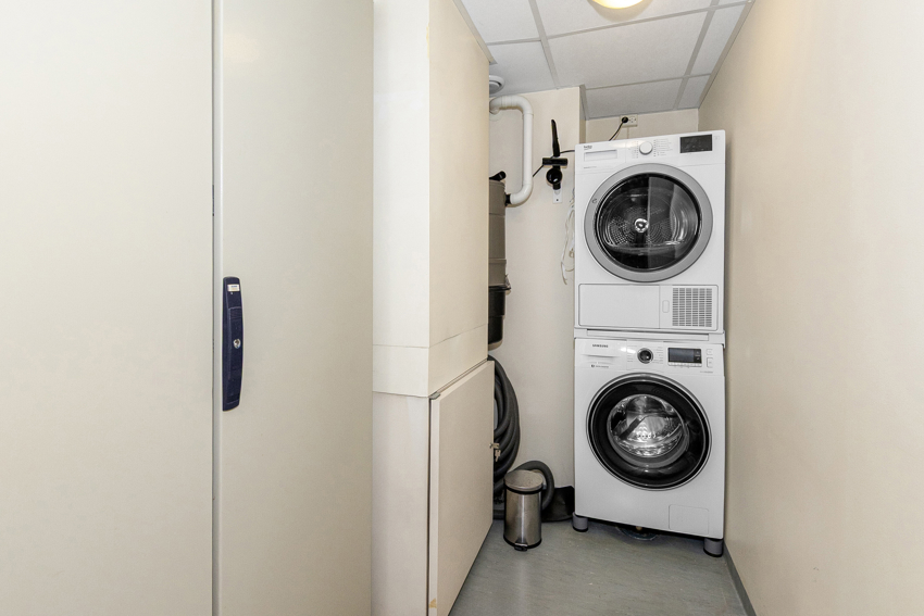 Praktisk vaskerom med utslagsvask og plass til oppbevaring.