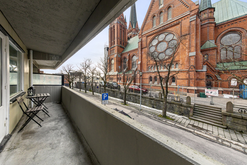 Veranda vendt mot kirken, altså her er det stille og rolig